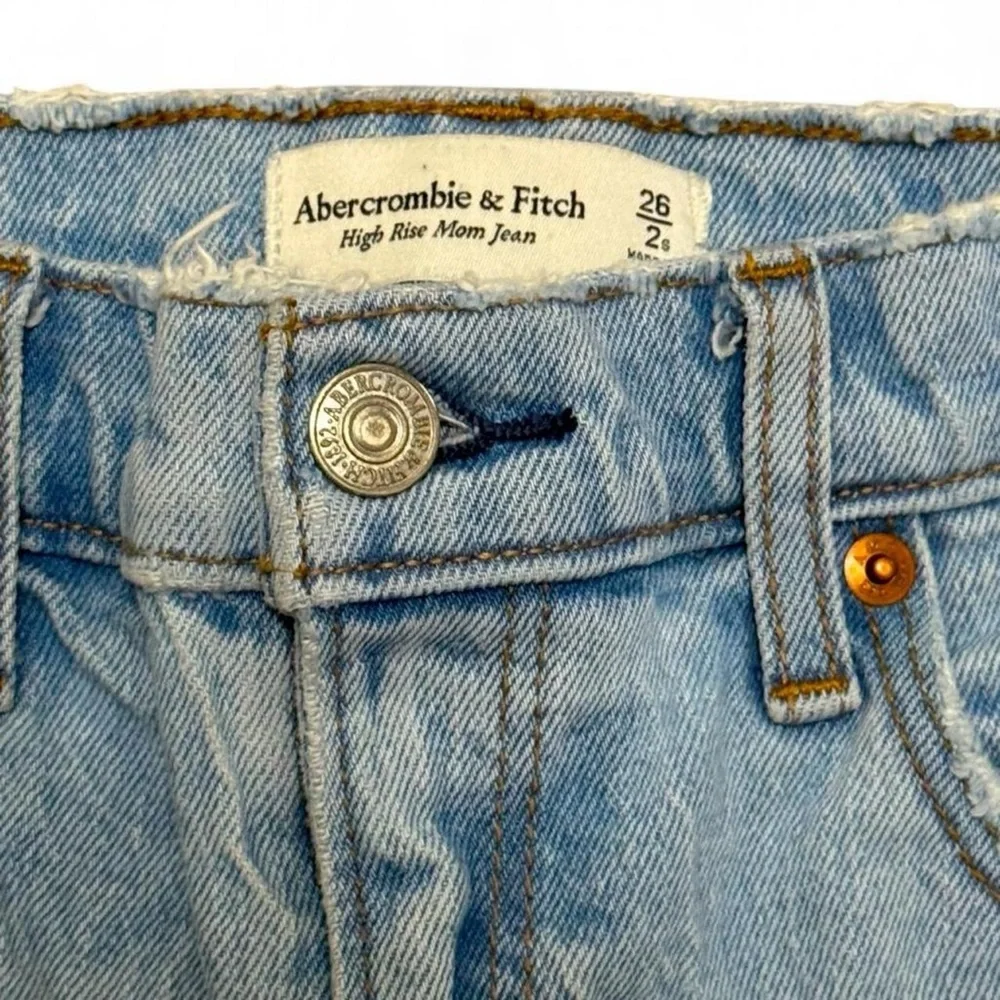 Abercrombie & Fitch Distressed High Rise Mom Denim Jeans Size 26/2 - Picture 3 of 3